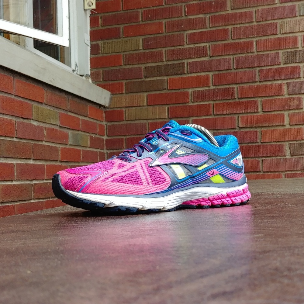 SZ 9 WMNS BROOKS RAVENNA 7 RUNNING SHOES
